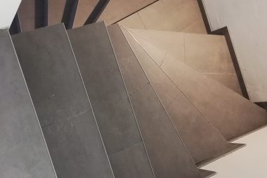 Fliesen im Treppenhaus verlegen